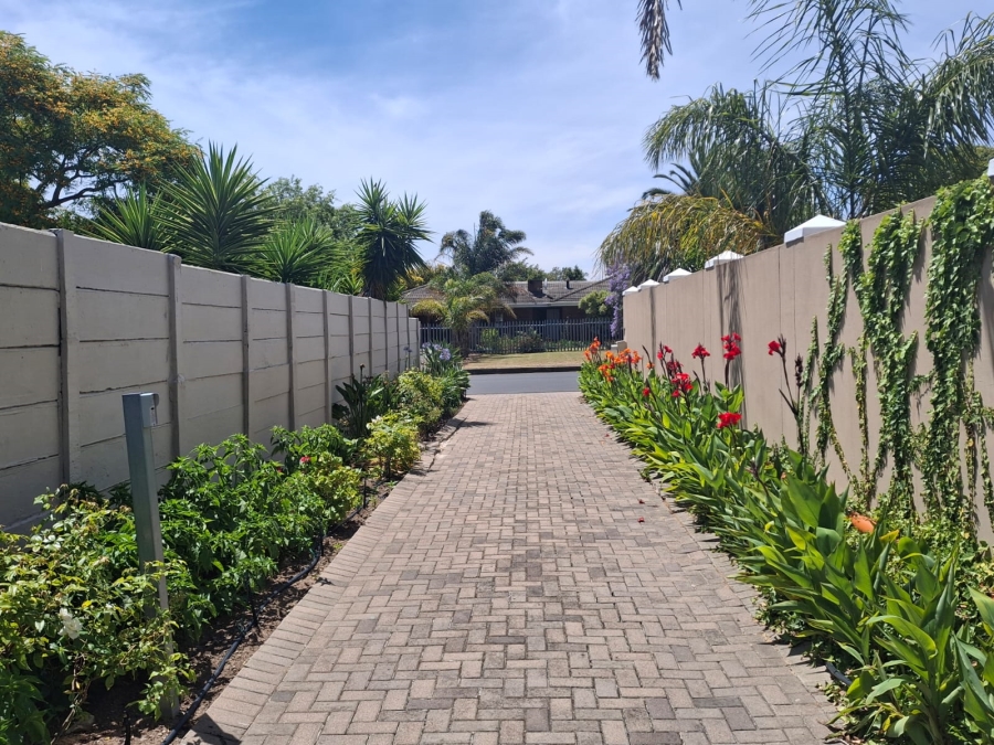 6 Bedroom Property for Sale in Schoongezicht Western Cape